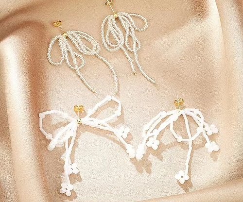 8月18日，外發(fā)手工活正規(guī)平臺，兼職手工活外發(fā)加工在家可做，開飾品加工廠，在手工之家，全面了解讓大家信任，圖為串珠米珠繡手工產(chǎn)品剪影