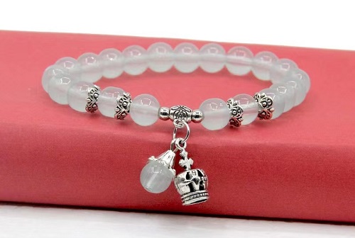 8月19日，在家可以做的兼職工作，在家手工靈活就業(yè)，開飾品加工廠，串珠手工是手工之家和大家共同的事業(yè)，圖為飾品類串珠手工產(chǎn)品剪影