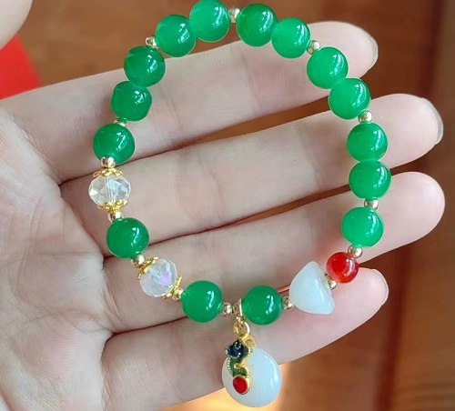 8月20日，兼職手工活可以帶回家做的，居家靈活就業(yè)好副業(yè)，開飾品加工廠，長期穩(wěn)定,在手工之家就是實力，圖為飾品類串珠手工產(chǎn)品剪影