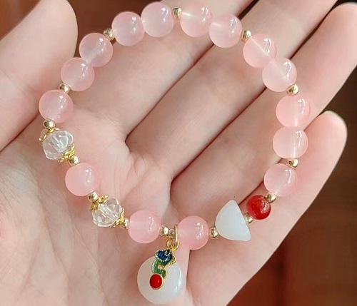 8月20日，兼職手工活可以帶回家做的，居家靈活就業(yè)好副業(yè)，開飾品加工廠，長期穩(wěn)定,在手工之家就是實力，圖為飾品類串珠手工產(chǎn)品剪影