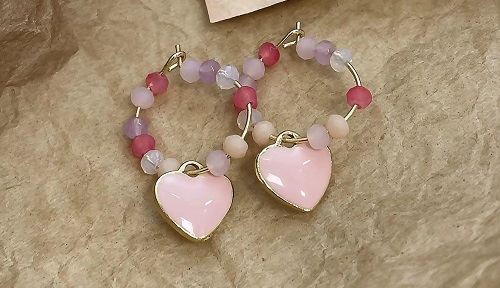 8月21日，在家兼職手工活，靈活就業(yè)創(chuàng)業(yè)手工副業(yè)，開飾品加工廠，在家做手工項目這些要求要達到，圖為串珠米珠繡手工產(chǎn)品剪影