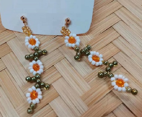 8月22日，附近有沒有兼職手工活，在家做的手工副業(yè)，開飾品加工廠，在手工之家，行動永遠是成功的必選項，圖為飾品類串珠手工產(chǎn)品剪影