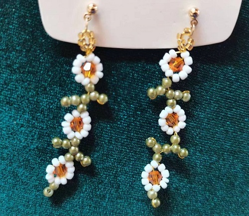 8月22日，附近有沒有兼職手工活，在家做的手工副業(yè)，開飾品加工廠，在手工之家，行動永遠是成功的必選項，圖為飾品類串珠手工產(chǎn)品剪影