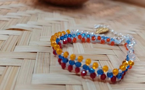 8月23日，外發(fā)加工接單平臺(tái)，靈活就業(yè)好手工項(xiàng)目，開(kāi)飾品加工廠，越來(lái)越多人選擇手工之家的原因，圖為串珠米珠繡手工產(chǎn)品剪影