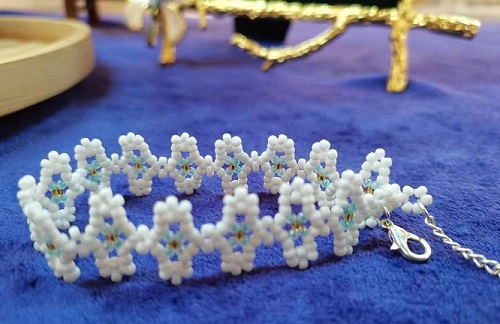 8月24日，在家做的手工活正規(guī)平臺，靈活就業(yè)好選擇，開飾品加工廠，做好這“四心”，在手工之家收入更好，圖為串珠米珠繡手工產品剪影