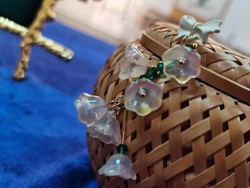 8月25日，手工活兼職是真的嗎？居家專兼職的好副業(yè)，開飾品加工廠，了解選擇手工之家什么途徑更可靠，圖為飾品類串珠手工產(chǎn)品剪影