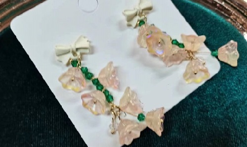 8月25日，手工活兼職是真的嗎？居家專兼職的好副業(yè)，開飾品加工廠，了解選擇手工之家什么途徑更可靠，圖為飾品類串珠手工產(chǎn)品剪影