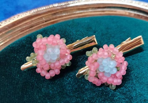 8月26日，在家兼職手工活，帶回家做的手工項(xiàng)目，開(kāi)飾品加工廠，在手工之家，串珠純手工有出身自帶的優(yōu)勢(shì)，圖為串珠米珠繡手工產(chǎn)品剪影