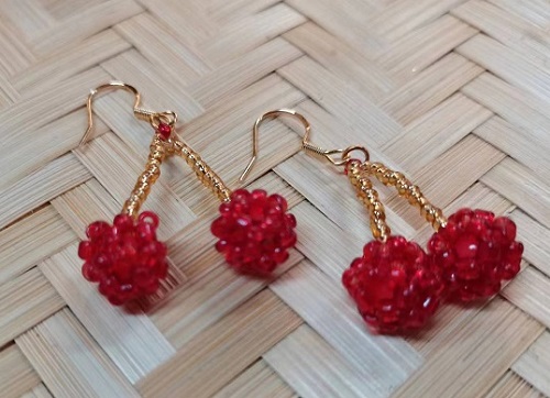 8月27日，手工活外發(fā)一手貨源，靈活就業(yè)居家掙錢，開飾品加工廠，選擇靠譜的手工要看這幾方面，圖為串珠米珠繡手工產(chǎn)品剪影