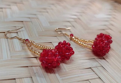 8月27日，手工活外發(fā)一手貨源，靈活就業(yè)居家掙錢，開飾品加工廠，選擇靠譜的手工要看這幾方面，圖為串珠米珠繡手工產(chǎn)品剪影