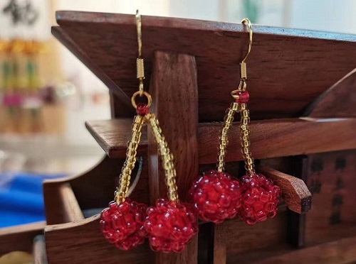 8月27日，手工活外發(fā)一手貨源，靈活就業(yè)居家掙錢，開飾品加工廠，選擇靠譜的手工要看這幾方面，圖為串珠米珠繡手工產(chǎn)品剪影