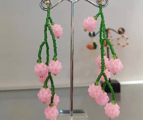 8月28日，手工活拿回家做在哪里找，居家就業(yè)好副業(yè)，在手工之家，靈活就業(yè)指什么合作，圖為串珠米珠繡手工產(chǎn)品剪影