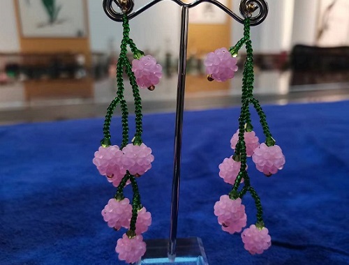 8月28日，手工活拿回家做在哪里找，居家就業(yè)好副業(yè)，在手工之家，靈活就業(yè)指什么合作，圖為串珠米珠繡手工產(chǎn)品剪影