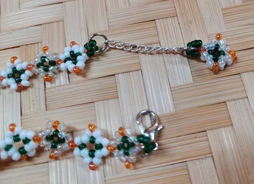 8月29日，手工活接單正規(guī)平臺，可靠的串珠手工，開飾品加工廠，在手工之家，應(yīng)該如何手工創(chuàng)業(yè)，圖為串珠米珠繡手工產(chǎn)品剪影