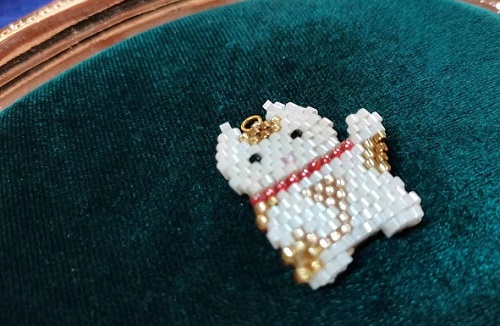 8月30日，在家可以做的兼職工作，拿回家做的手工項(xiàng)目，開(kāi)飾品加工廠，月底了,手工之家有適合你的手工合作方式，圖為串珠米珠繡手工產(chǎn)品剪影