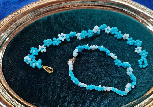 9月1日，外發(fā)手工領(lǐng)回家做，靈活就業(yè)好副業(yè)，開飾品加工廠，在手工之家，合作的根本是服務(wù)、是共贏，圖為串珠米珠繡手工產(chǎn)品剪影