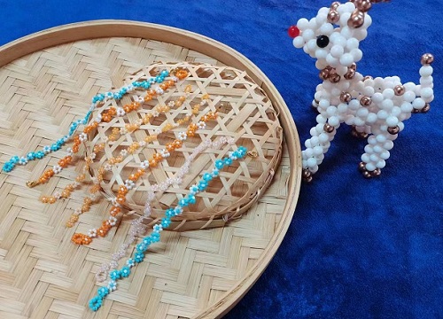 9月1日，外發(fā)手工領(lǐng)回家做，靈活就業(yè)好副業(yè)，開飾品加工廠，在手工之家，合作的根本是服務(wù)、是共贏，圖為串珠米珠繡手工產(chǎn)品剪影