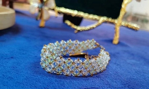 9月3日，外發(fā)加工接單，正規(guī)手工活兼職拿回家做，開(kāi)飾品加工廠，在手工之家，收入主要是這幾方面，圖為串珠米珠繡手工產(chǎn)品剪影