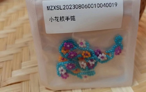 9月4日，手工活兼職招聘信息，正規(guī)可靠的手工項目，開飾品加工廠，手工之家的良好發(fā)展在于不斷創(chuàng)新，圖為串珠米珠繡手工產(chǎn)品剪影