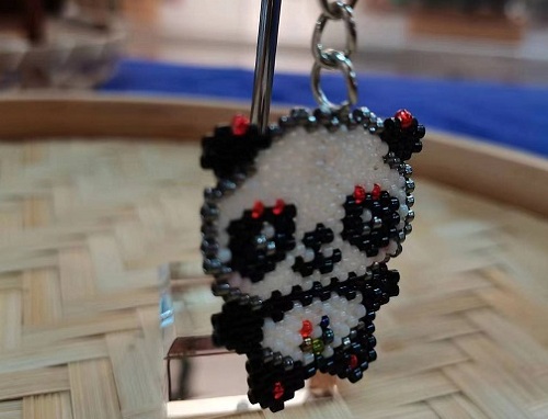 9月5日，哪里可以做手工活兼職，靈活就業(yè)好選擇，開(kāi)飾品加工廠，在手工之家，剛開(kāi)始合作要注意什么？圖為串珠米珠繡手工產(chǎn)品剪影