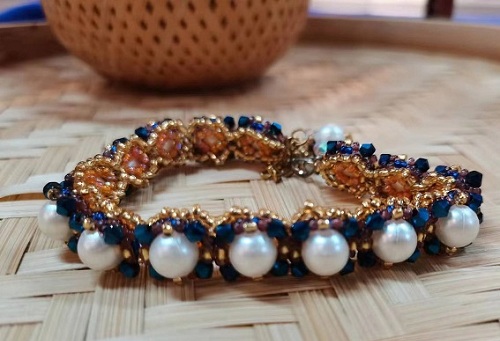 9月7日，家里干的手工活兼職，純手工加工項目，開飾品加工廠，在手工之家，要掙錢就要動起來，圖為飾品類串珠純手工產(chǎn)品剪影