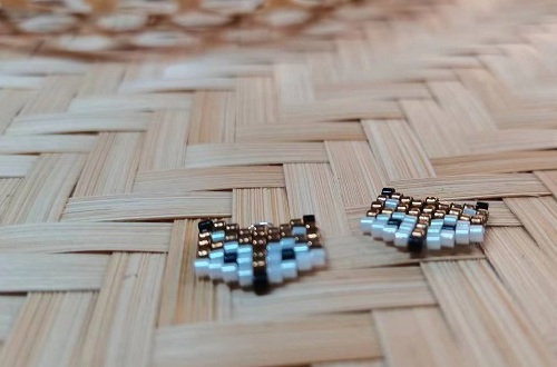 9月8日，外發(fā)手工領(lǐng)回家做，靈活就業(yè)手工項目，在家做手工掙錢，開飾品加工廠，手工之家的手工適合在家做的有什么業(yè)務，圖為飾品類串珠純手工產(chǎn)品剪影