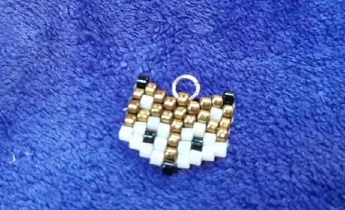 9月8日，外發(fā)手工領(lǐng)回家做，靈活就業(yè)手工項目，在家做手工掙錢，開飾品加工廠，手工之家的手工適合在家做的有什么業(yè)務，圖為飾品類串珠純手工產(chǎn)品剪影