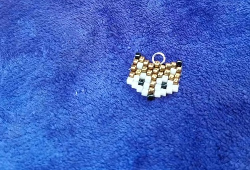 9月8日，外發(fā)手工領(lǐng)回家做，靈活就業(yè)手工項目，在家做手工掙錢，開飾品加工廠，手工之家的手工適合在家做的有什么業(yè)務，圖為飾品類串珠純手工產(chǎn)品剪影