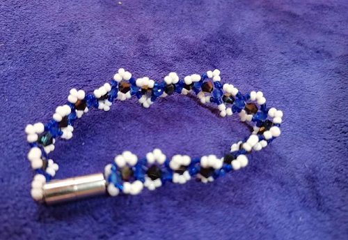 9月10日，在家做的手工活正規(guī)平臺 拿回家做的手工項目，開飾品加工廠，手工之家的手工農(nóng)村城市都能做，圖為飾品類串珠純手工產(chǎn)品剪影