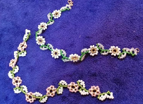 9月11日，手工活外發(fā)加工可靠嗎？靈活就業(yè)好手工，開飾品加工廠，手工之家的產(chǎn)品優(yōu)勢(shì)，圖為飾品類串珠純手工產(chǎn)品剪影