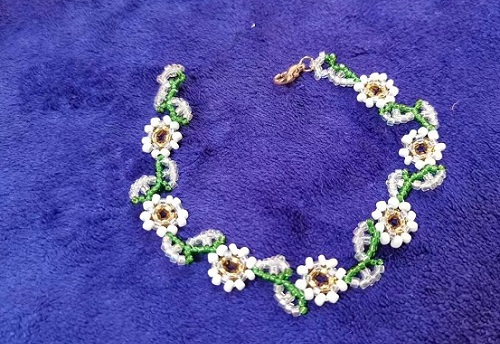 9月11日，手工活外發(fā)加工可靠嗎？靈活就業(yè)好手工，開飾品加工廠，手工之家的產(chǎn)品優(yōu)勢(shì)，圖為飾品類串珠純手工產(chǎn)品剪影