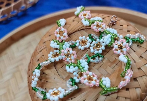 9月11日，手工活外發(fā)加工可靠嗎？靈活就業(yè)好手工，開飾品加工廠，手工之家的產(chǎn)品優(yōu)勢(shì)，圖為飾品類串珠純手工產(chǎn)品剪影