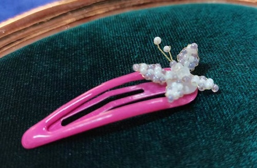 9月12日，外發(fā)手工活正規(guī)平臺，適合的串珠手工項目，開飾品加工廠，手工之家的服務這樣做，圖為飾品類串珠純手工產(chǎn)品剪影