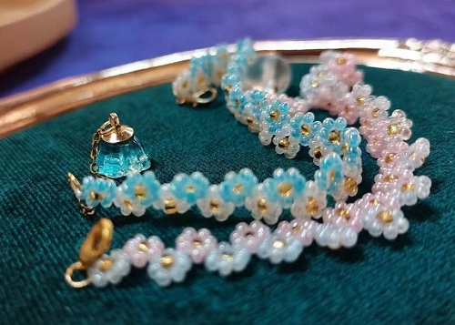 9月13日，寶媽手工活兼職，正規(guī)手工接單平臺，開飾品加工廠，在手工之家，認(rèn)真做好收獲，圖為飾品類串珠純手工產(chǎn)品剪影