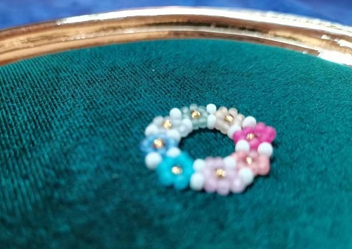 9月14日，外發(fā)加工接單平臺，靈活就業(yè)手工飾品廠項目，開飾品加工廠，在手工之家，從加工到銷售都讓人放心，圖為飾品類串珠純手工產(chǎn)品剪影