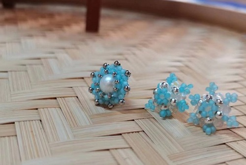 9月15日，手工活外發(fā)加工網(wǎng)，靈活就業(yè)好項(xiàng)目，開飾品加工廠，在手工之家，重合作、重服務(wù)就是敬業(yè)的體現(xiàn)，圖為飾品類串珠純手工產(chǎn)品剪影