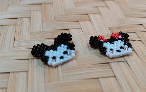 9月16日，在家能做的手工活兼職，帶回家做的手工項目，老手工平臺，開飾品加工廠，手工之家的手工特點讓大家滿意，圖為飾品類串珠純手工產(chǎn)品剪影