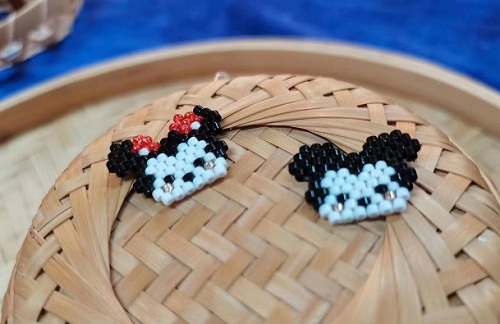 9月16日，在家能做的手工活兼職，帶回家做的手工項目，老手工平臺，開飾品加工廠，手工之家的手工特點讓大家滿意，圖為飾品類串珠純手工產(chǎn)品剪影