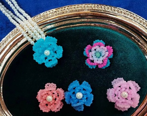 9月19日，手工活拿回家做在哪里找？居家專兼職的好副業(yè)，開飾品加工廠，正規(guī)廠家才能讓大家更好地手工掙錢，圖為手工之家飾品類串珠純手工產(chǎn)品剪影