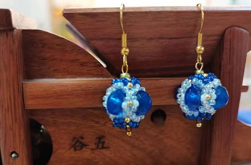 9月20日，手工活接單正規(guī)平臺(tái)，拿回家做的手工項(xiàng)目，開飾品加工廠，在手工之家，加工人員如何銷售產(chǎn)品掙錢，圖為飾品類串珠純手工產(chǎn)品剪影