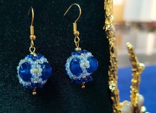 9月20日，手工活接單正規(guī)平臺(tái)，拿回家做的手工項(xiàng)目，開飾品加工廠，在手工之家，加工人員如何銷售產(chǎn)品掙錢，圖為飾品類串珠純手工產(chǎn)品剪影