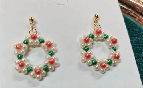 9月21日，可在家做的兼職手工活，想接正規(guī)廠家手工項(xiàng)目,開(kāi)飾品加工廠，在手工之家，貼心服務(wù)讓人滿意，圖為飾品類串珠純手工產(chǎn)品剪影