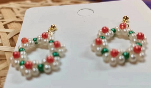 9月21日，可在家做的兼職手工活，想接正規(guī)廠家手工項(xiàng)目,開(kāi)飾品加工廠，在手工之家，貼心服務(wù)讓人滿意，圖為飾品類串珠純手工產(chǎn)品剪影