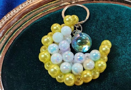 9月22日，手工活從哪里找廠家，可靠的串珠手工項(xiàng)目，靈活就業(yè)好手工，為什么大家推薦選手工之家，圖為飾品類串珠純手工產(chǎn)品剪影