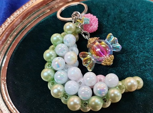 9月22日，手工活從哪里找廠家，可靠的串珠手工項(xiàng)目，靈活就業(yè)好手工，為什么大家推薦選手工之家，圖為飾品類串珠純手工產(chǎn)品剪影