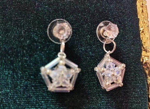 9月26日，手工活外發(fā)加工網(wǎng)，在家做串珠手工掙錢，開飾品加工廠，在手工之家，加工人員這樣做收入更好，圖為飾品類串珠純手工產(chǎn)品剪影