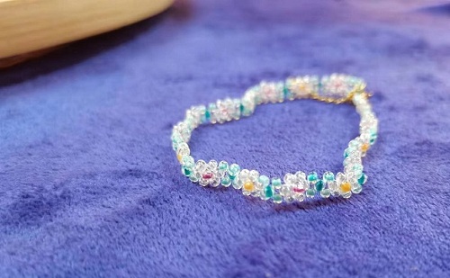 9月27日，在家做兼職的正規(guī)平臺(tái)，在家做手工靈活就業(yè)，開飾品加工廠，在手工之家，人性化服務(wù)是良好合作的助推劑，圖為飾品類串珠純手工產(chǎn)品剪影