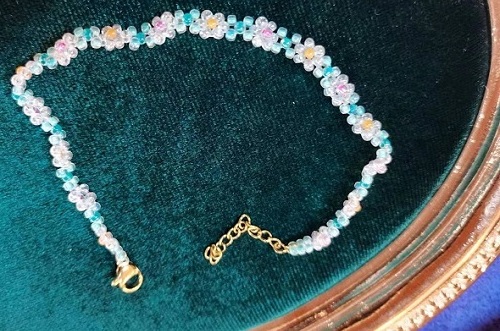 9月27日，在家做兼職的正規(guī)平臺(tái)，在家做手工靈活就業(yè)，開飾品加工廠，在手工之家，人性化服務(wù)是良好合作的助推劑，圖為飾品類串珠純手工產(chǎn)品剪影