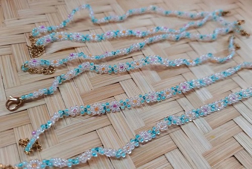 9月27日，在家做兼職的正規(guī)平臺(tái)，在家做手工靈活就業(yè)，開飾品加工廠，在手工之家，人性化服務(wù)是良好合作的助推劑，圖為飾品類串珠純手工產(chǎn)品剪影