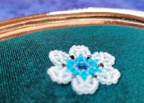 9月28日，手工活兼職招聘信息，在家做串珠手工項(xiàng)目掙錢(qián)，開(kāi)飾品加工廠，中秋團(tuán)圓、休閑還能掙錢(qián)，在手工之家只需要這么干，圖為飾品類串珠純手工產(chǎn)品剪影